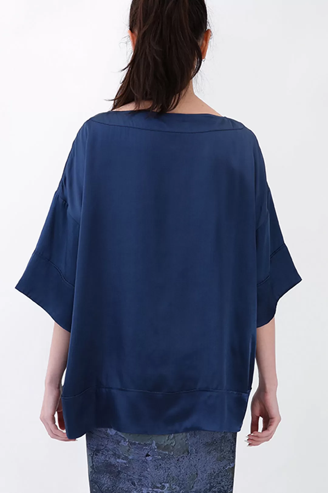 SHELLA SHORT SLEEVE BLOUSE IN SILK CHARMEUSE